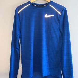 A men’s size small Nike shirt 🤩🆕